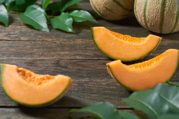 Geschnittene Japanische Melone Auf Einem Holztisch — Stockfoto