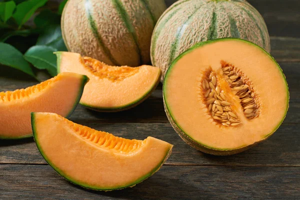 Melon Japonais Tranché Sur Une Table Bois — Photo