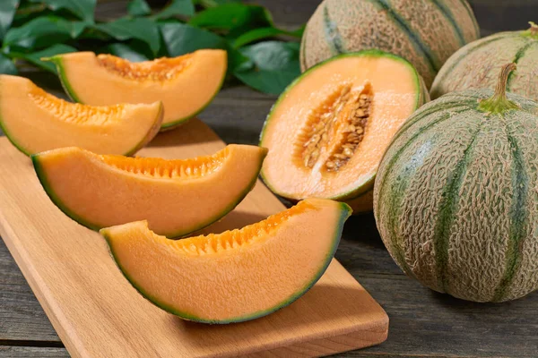 Melon Orange Melon Cantaloup Sur Une Planche Découper Une Table — Photo