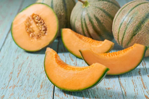 Melon Japonais Tranché Sur Une Table Bois Bleu — Photo
