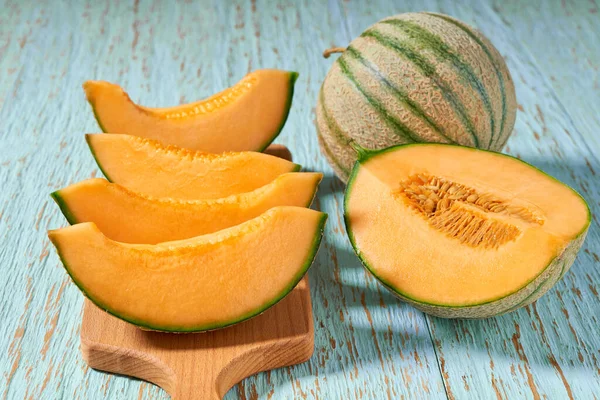 Japanische Melonen Oder Cantaloupe Melonenscheiben Auf Einem Blauen Holztisch Selektiver — Stockfoto