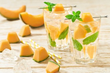 Limonata veya karpuz ve naneli kokteyl, soğuk ferahlatıcı içecek veya buzlu içecek..