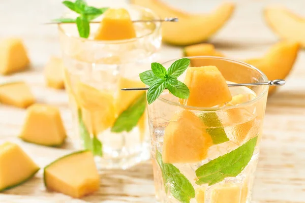 Limonata ya da karpuz ve naneli kokteyl soğuk, ferahlatıcı içecek ya da buzlu içecek. Yaz ferahlatıcı içecek. Kavanoz içinde kavun suyu.