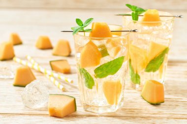 Limonata ya da karpuz ve naneli kokteyl soğuk, ferahlatıcı içecek ya da buzlu içecek. Yaz ferahlatıcı içecek. Kavanoz içinde kavun suyu.