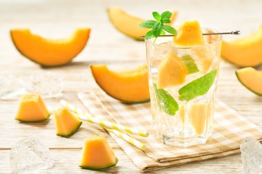 Limonata veya karpuz ve naneli kokteyl, soğuk ferahlatıcı içecek veya buzlu içecek..