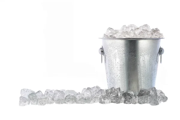 Cubo Metal Con Cubitos Hielo Trozos Hielo Triturado Aislado Sobre —  Fotos de Stock