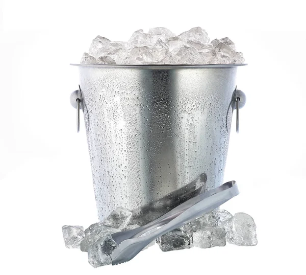 Vollmetalleimer Mit Crushed Ice Und Eiszange Isoliert Auf Weißem Hintergrund — Stockfoto