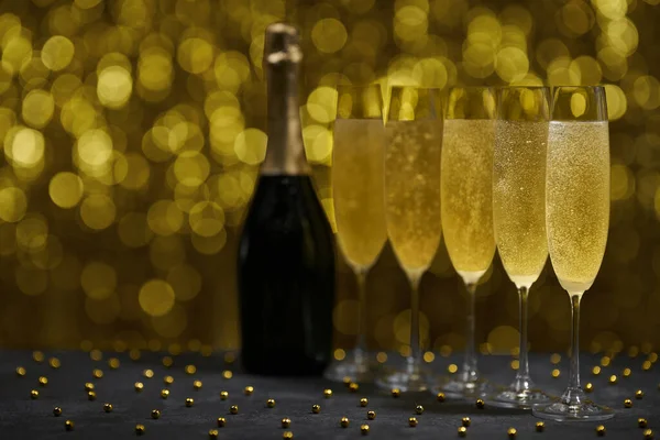 Many Glasses Champagne Line Selective Focus Golden Background Sparkling New — Stock Photo, Image