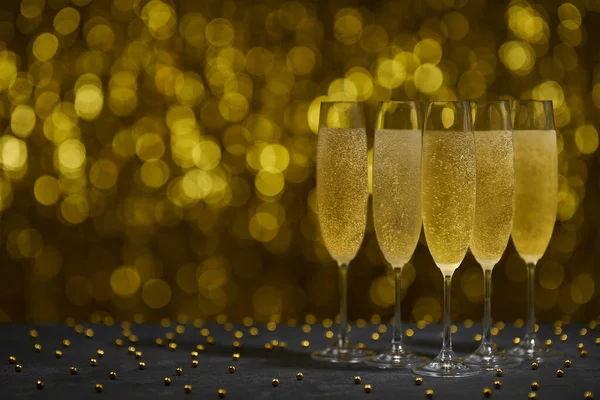 Altın Arka Plan Üzerinde Şampanya Bardağı Parti Tatil Kutlama Kavramı — Stok fotoğraf