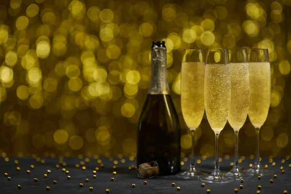 Sparkling Fundal Anul Nou Sticlă Șampanie Pâine Prăjită Fluturi Ochelari — Fotografie, imagine de stoc