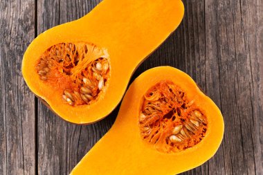 Yarı organik tereyağlı ezme, ahşap bir masaya yakın..