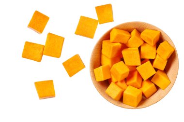 Beyaz arka planda izole edilmiş ahşap bir kasede taze tereyağı ezmesi..