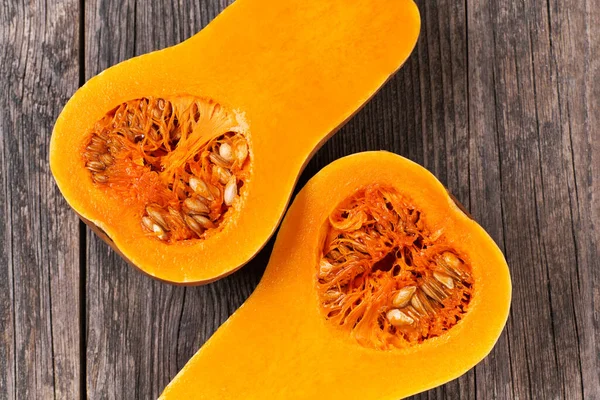 Yarı organik tereyağlı ezme, ahşap bir masaya yakın..