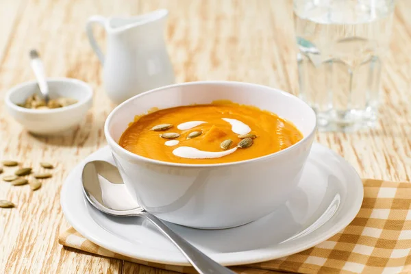 Delicious Pumpkin Soup Bowl Cream Sauce White Wooden Table Selective — ストック写真