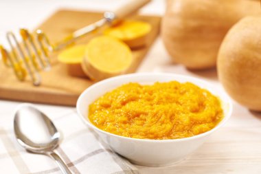 Beyaz ahşap bir masa üzerinde balkabağı püresi hazırlama, seçici odaklanma.