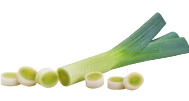 Pırasa dilimlenmiş, sağlıklı tabaklarınızda kullanılmaya hazır. Pırasa sağlıklı yemeklerde kullanılan bir sebzedir..