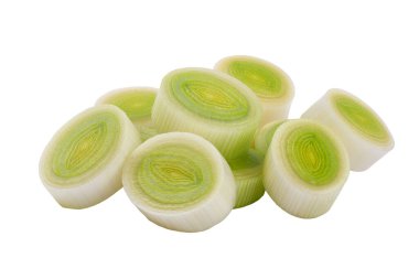 Beyaz arka planda izole edilmiş dilimlenmiş pırasa yığını. Beyaz arkaplanda izole edilmiş taze pırasa parçaları.