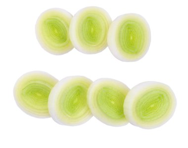 Beyaz arkaplanda izole edilmiş taze pırasa parçaları, üst görünüm.