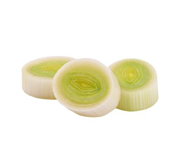 Kesilmiş pırasa dilimleri beyaz arkaplanda izole edilmiş..