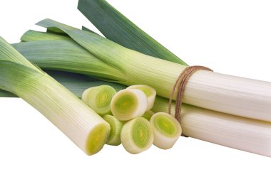 Taze pırasa ve dilimlenmiş izole edilmiş. Beyaz arkaplanda izole edilmiş, kırpma yolu olan pırasa.
