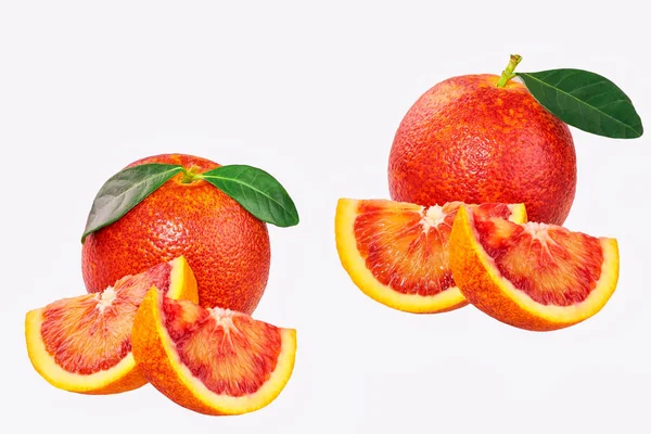 Szerves Vörös Narancs Negyedek Fehér Alapon Izolált Szeletek — Stock Fotó