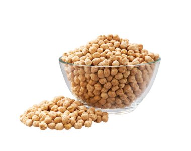 Beyaz arka planda izole edilmiş cam kasedeki organik nohutlar..