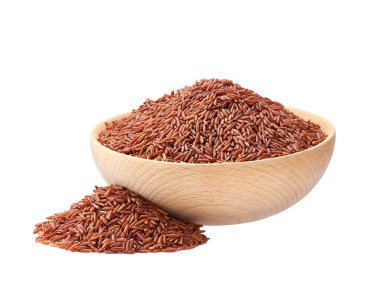 Beyaz arka planda izole edilmiş ahşap bir kasede çiğ kırmızı pirinç..