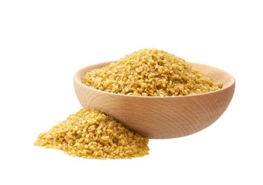 Beyaz arka planda izole edilmiş ahşap bir kasede çiğ kuru bulgur..