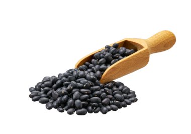 Ahşap kaşık ya da siyah fasulyeli kepçe beyaz arka planda izole edilmiş. Siyah fasulye (Urad dal, siyah gram, vigna mungo)