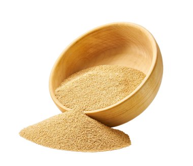 Kurumuş organik amaranth beyaz arka planda izole edilmiş ahşap kaseden dağılmış..