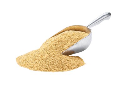 Metal kaşık ya da kepçeyle beyaz zemin üzerinde çiğ kuru amaranth izole.