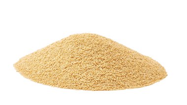 Beyaz arka planda kuru amaranth izole edilmiş. Beyaz arkaplanda izole edilmiş kuru amaranth yığını.