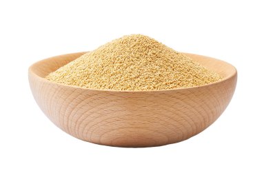 Beyaz arka planda izole edilmiş ahşap bir kasede kuru amaranth..