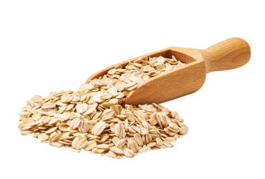 Tahta kaşık ya da beyaz arka planda izole edilmiş çiğ yulaf ezmeli kepçe. Tahta kaşıkta yulaf ezmesi. .