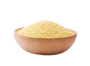 Kuru kuskus beyaz arka planda izole edilmiş ahşap bir kasede..