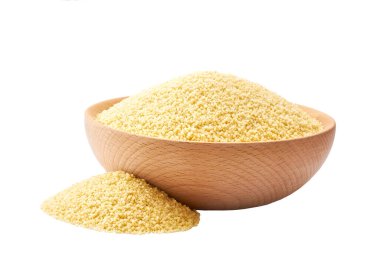 Beyaz arka planda izole edilmiş ahşap bir kasede çiğ kuskus..