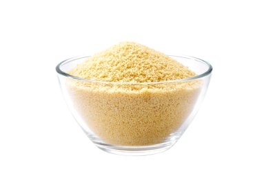 Beyaz arka planda izole edilmiş temiz bir cam kasede organik kuskus..