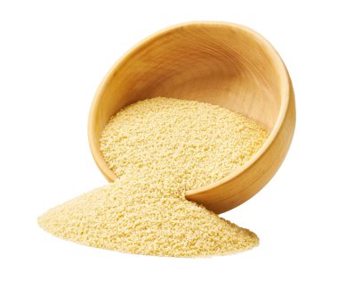 Kuru organik kuskus, beyaz arka planda izole edilmiş ahşap kaseden yayılır..