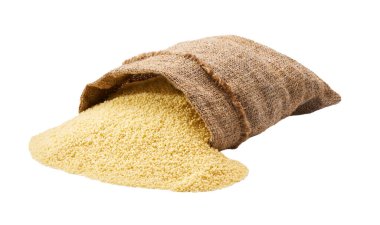 Beyaz arka planda yalıtılmış kuskus torbası. Kuru kuskus, çuval içinde kuskus. Çuval bezinde kuskus ve kuskus yığını..