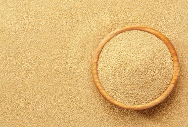 Ahşap bir kase ve koyu kırmızı bir deseni var..