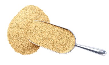 Küçük metal kaşık ya da kepçeyle organik amaranth beyaz arka plan görünümünde izole görünür.