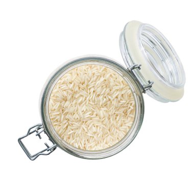 Cam depolama kavanozundaki çiğ beyaz basmati pilavı beyaz arka planda yalıtılmış..
