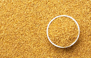 Çiğ bulgur dokusunda bulgur bulunan seramik kase..