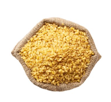 Çuvaldaki organik bulgur beyaz arka planda izole edilmiş. Çuval içinde bulgur düz yatıyordu.