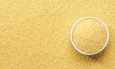 Ham kuskus dokusunda kuskus bulunan seramik kase..