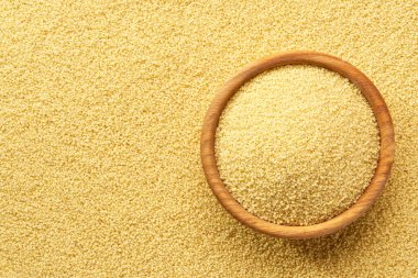 Ahşap kase ve kuskus. Yakın plan kuskus dokusunda..