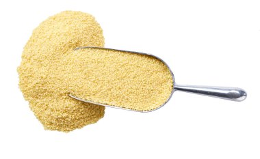 Beyaz arka plan görünümünde izole edilmiş organik kuskus içeren küçük metal kaşık veya kepçe.