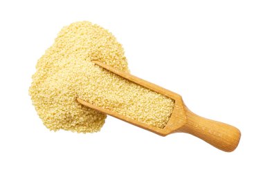 Küçük tahta kaşık ya da beyaz arka planda izole edilmiş organik kuskus kepçesi..