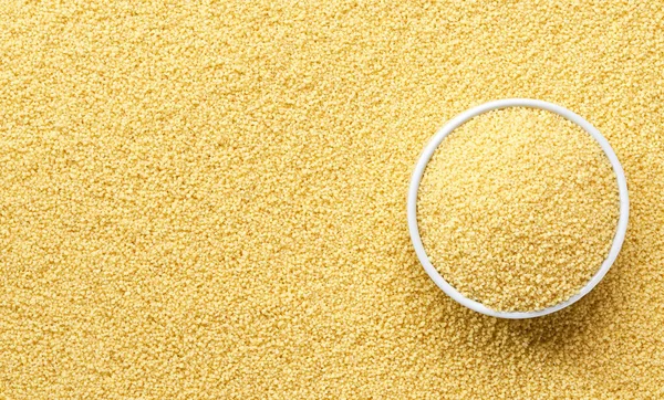 Ham kuskus dokusunda kuskus bulunan seramik kase..