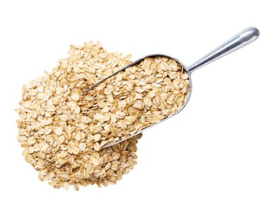 Beyaz arka plan görünümünde izole edilmiş organik yulaf lapalarıyla küçük metal kaşık ya da kepçe.